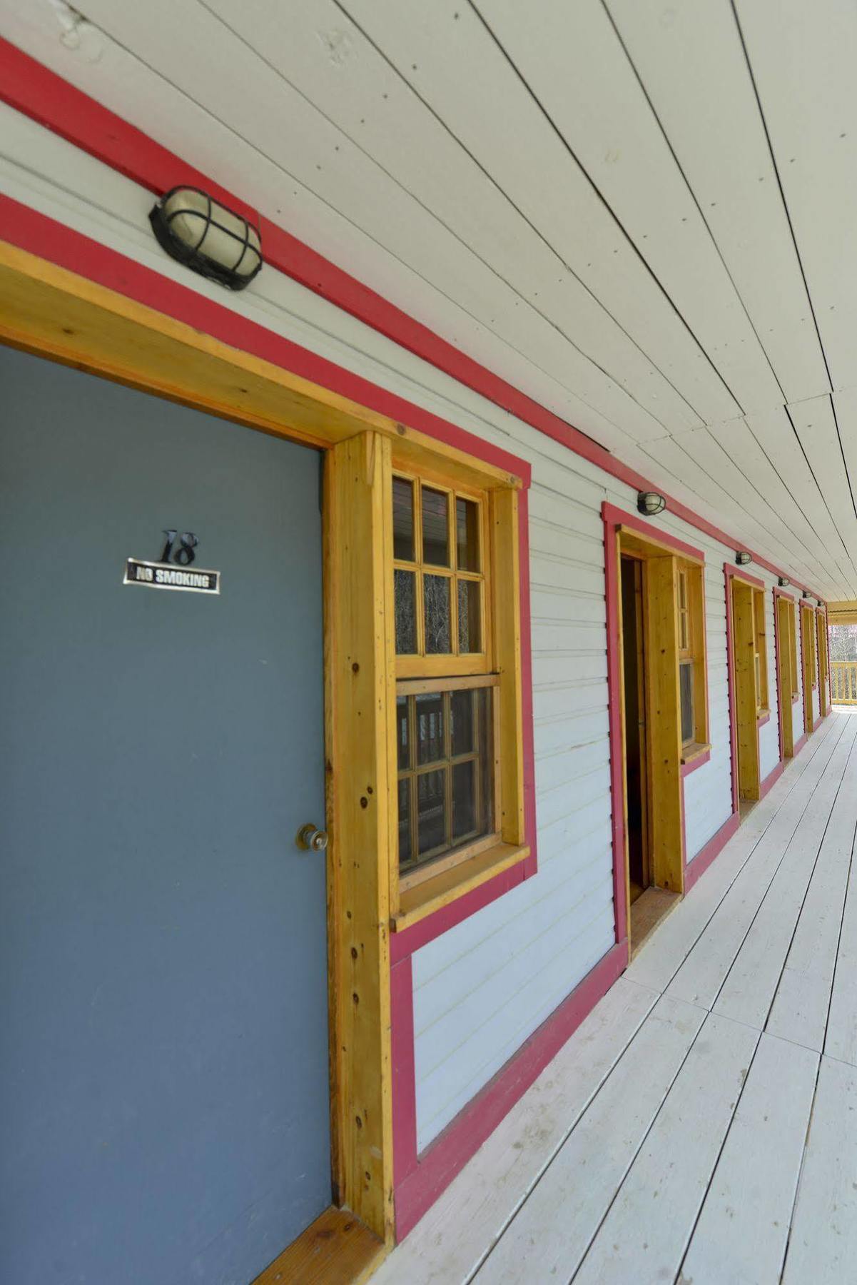 Hotel The Bunkhouse Dawson City Exterior foto